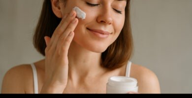 Conoce las opiniones reales sobre las cremas Ringana, incluyendo valoraciones de usuarios sobre la crema solar Ringana y otros productos faciales de la marca. Bajo términos como “cremas Ringana opiniones” o “Ringana opiniones cremas”, se recogen experiencias positivas relacionadas con la textura, ingredientes naturales y efecto sobre la piel, así como críticas sobre precio, resultados lentos o falta de eficacia según el tipo de cutis. Esta imagen representa el uso cotidiano de las cremas faciales Ringana, ilustrando las reseñas más mencionadas en foros, webs de cosmética y plataformas de reseñas.